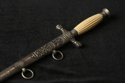 戎马世界章牌大赏第115期 奥地利帝国 - 1849 型海军军官短剑 ，未开刃礼仪佩剑，非常少见的东西，参见下方介绍