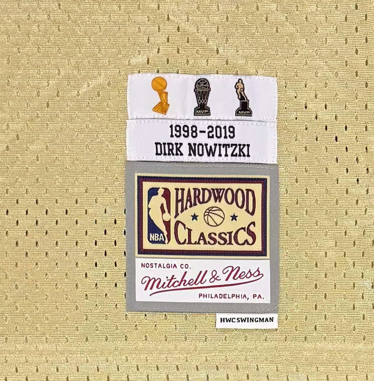 零元拍：致敬德克·诺维茨基入选2026国际篮联名人堂，德克毕业款MN冠军限定达拉斯小牛金色复古战袍，加签2006-07赛季NBA常规赛最有价值球员和2011年NBA总决赛最有价值球员！！！