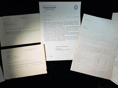 戎马世界章牌大赏第115期 民主德国邮政部门行政长官的证件套，共计42份嘉奖文件和证书