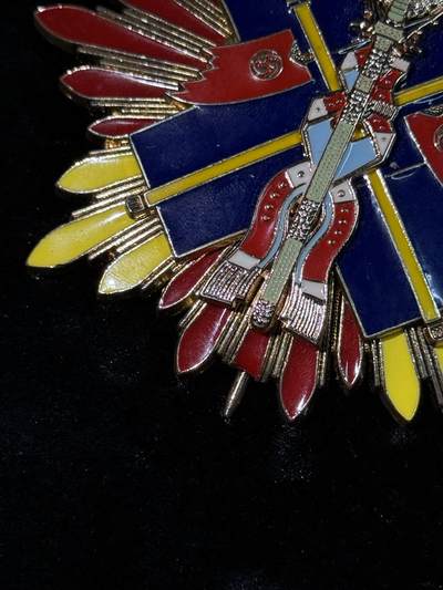 戎马世界章牌大赏第115期 日本金鸱章星芒章，复刻影视道具，下边光芒断了一根