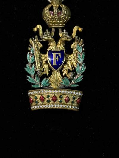 戎马世界章牌大赏第115期 奥匈帝国骑士级铁皇冠，带战争花环，材质铜镀金，1917-1918版 ，品相还可以，皇冠底座的珐琅珠保存的很好，无标，吊环替换过标应该在吊环上。