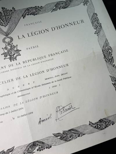 戎马世界章牌大赏第115期 法国荣誉军团勋章证书，授予法国地质学家，有得主相关百科介绍，得主担任法国国立高级公共卫生学院教授，1949年起从事法国地质图绘制，发表多篇著作，