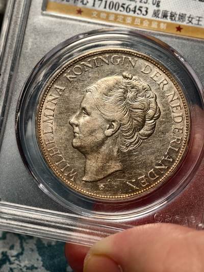 抚柳草堂-第二十八期章牌钱币  奖章勋章 满百包邮 放漏专场 1930荷兰王国2.5GULDEN银币 威廉敏娜女王 公博au53严评了 转光金灿灿的 浮雕也非常漂亮 细节很好媲美ms