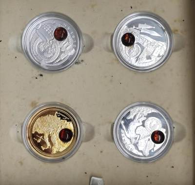 博洋堂“生趣盎然”4月精品专场暨第169期（全场包邮） 库克2011/2012年1元9枚镶嵌琥珀精制银币套 琥珀之路 925银16.81克X9（其中一枚镀金）共计151.29克 发行量：1万套左右 原盒 波兰代铸