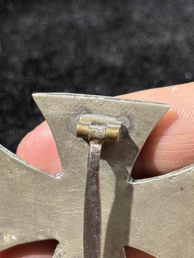 戎马世界章牌大赏第115期 德国二战一级铁十字勋章，漆面后补，别针后焊，外框开裂后粘