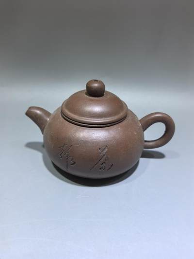 旧藏紫砂老壶，取原矿紫泥为料，泥色温润沉穆，包浆由岁月与茶汤浸润而成，光气内敛，尽显旧物之美。壶型饱满敦实，盖钮圆润如珠，壶流短直流畅，壶把圈握趁手，整体线条简练流畅，颇具传统工夫茶器的朴雅气质。高约6.0cm长约10.5cm - 旧藏紫砂老壶，取原矿紫泥为料，泥色温润沉穆，包浆由岁月与茶汤浸润而成，光气内敛，尽显旧物之美。壶型饱满敦实，盖钮圆润如珠，壶流短直流畅，壶把圈握趁手，整体线条简练流畅，颇具传统工夫茶器的朴雅气质。高约6.0cm长约10.5cm