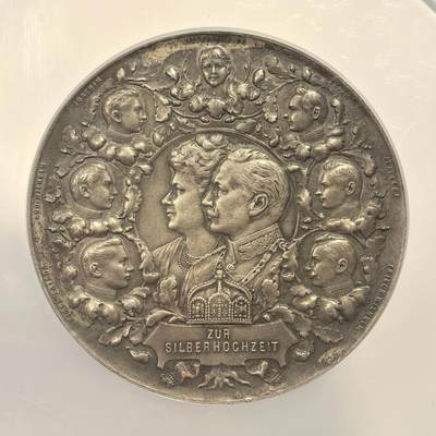 博洋堂“生趣盎然”4月精品专场暨第169期（全场包邮） NGC MS62 1906年德国威廉二世银婚纪念大银章，直径60mm大尺寸，正面为德皇威廉二世与妻子奥古斯特维多利亚半身像，周围环绕其六位王子与一位公主，背面为日耳曼尼亚女神端坐于饰有花瓶和树叶的长凳上，左右分别为普鲁士和石勒苏益格-荷尔斯泰因的国徽。个人认为是威廉二世众多银魂纪念章中设计最华丽的一款，此章版别本身就稀少，且多见于镀银铜章或33mm小尺寸银章，品相好的大尺寸银章非常稀少，难得一见！