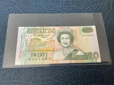 【炜奕收藏】，五月第一期 - 新西兰20元 1992年 初版“蓝山” unc-，ZZ补号冠，有微斑，见图