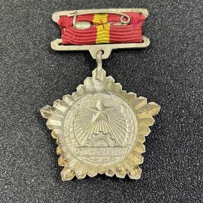 西秦中古拍卖第八十五期  越南人民军胜利勋章 早期小挂珐琅版 于1958年2月2日设立，旨在表彰在1946年至1954年抗战期间为军队建设和战斗作出有功贡献的越南人民军将士