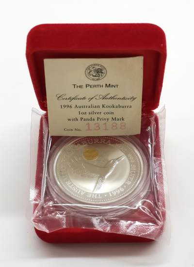 博洋堂“生趣盎然”4月精品专场暨第169期（全场包邮） 澳大利亚1996年1元带私印普制银币 笑翠鸟（带熊猫纯金私印） 999银1盎司 发行量：1万5千 盒证全