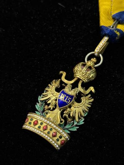 戎马世界章牌大赏第115期 奥匈帝国骑士级铁皇冠，带战争花环，材质铜镀金，1917-1918版 ，品相还可以，皇冠底座的珐琅珠保存的很好，无标，吊环替换过标应该在吊环上。