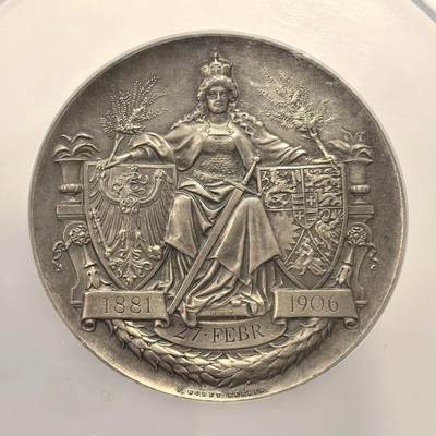 博洋堂“生趣盎然”4月精品专场暨第169期（全场包邮） NGC MS62 1906年德国威廉二世银婚纪念大银章，直径60mm大尺寸，正面为德皇威廉二世与妻子奥古斯特维多利亚半身像，周围环绕其六位王子与一位公主，背面为日耳曼尼亚女神端坐于饰有花瓶和树叶的长凳上，左右分别为普鲁士和石勒苏益格-荷尔斯泰因的国徽。个人认为是威廉二世众多银魂纪念章中设计最华丽的一款，此章版别本身就稀少，且多见于镀银铜章或33mm小尺寸银章，品相好的大尺寸银章非常稀少，难得一见！