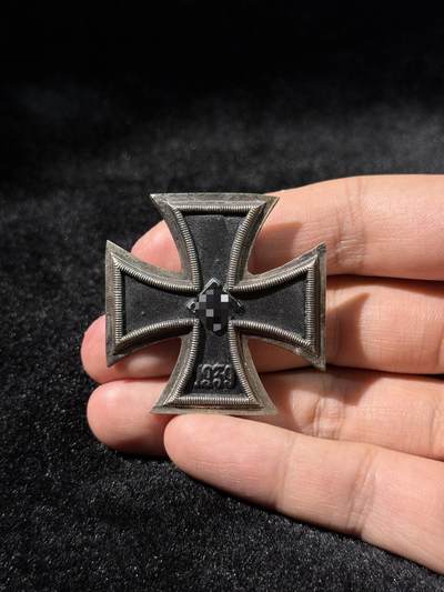 戎马世界章牌大赏第115期 德国二战一级铁十字勋章，漆面后补，别针后焊，外框开裂后粘