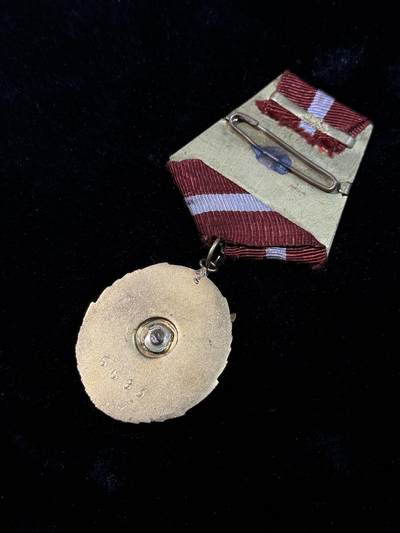 戎马世界章牌大赏第115期 保加利亚劳动红旗勋章，早期螺栓编号版，带原盒（标准的适配这种早期章的盒子）