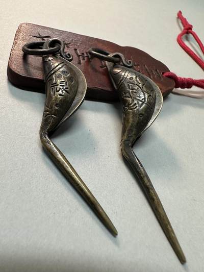 清-民国-建国｜老铜器专场.伍 晚清民国老铜錾刻福禄鱼形裁纸刀一对 