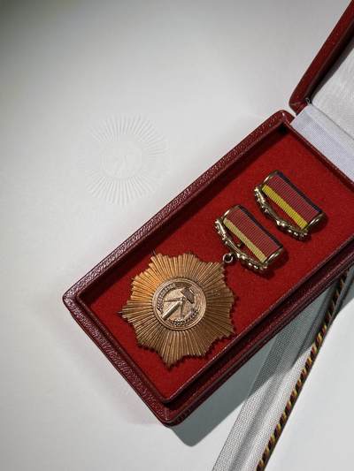 戎马世界章牌大赏第115期 东德铜级祖国功勋，带证书