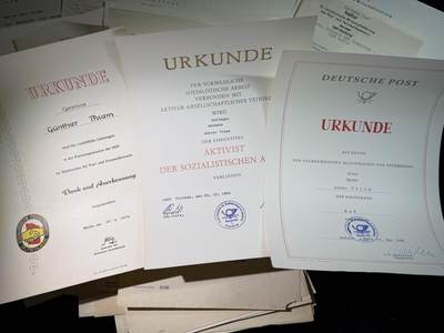 戎马世界章牌大赏第115期 民主德国邮政部门行政长官的证件套，共计42份嘉奖文件和证书