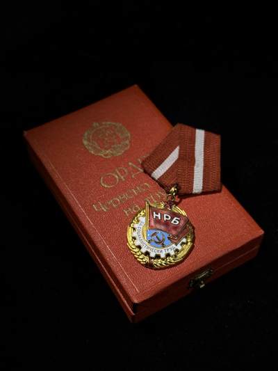 戎马世界章牌大赏第115期 保加利亚劳动红旗勋章，早期螺栓编号版，带原盒（标准的适配这种早期章的盒子）