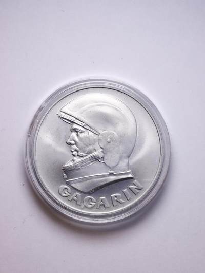 观钱 近现代机制币拍卖No.010（全场顺丰包邮，不区分偏远地区，本场5月5日开始发货）  拜科努尔航天发射场为纪念加加林太空飞行 30 周年而发行的官方纪念铝章 部分批次使用了 “东方 1 号” 飞船的回收金属（铝合金）铸造