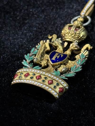 戎马世界章牌大赏第115期 奥匈帝国骑士级铁皇冠，带战争花环，材质铜镀金，1917-1918版 ，品相还可以，皇冠底座的珐琅珠保存的很好，无标，吊环替换过标应该在吊环上。