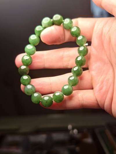 抚柳草堂-第二十八期章牌钱币  奖章勋章 满百包邮 放漏专场 和田玉碧玉手串 和田碧玉结构紧密，有油润感，底色浓郁，珠径适中，上身效果佳，个别珠子有棉裂黑点 珠径10mm 重31.2g 假一赔十