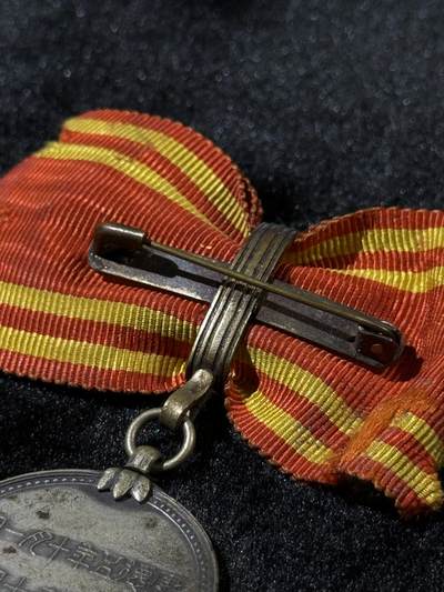 戎马世界章牌大赏第115期 勿忘国耻！伪满洲国赤十字社社员章，少见女版