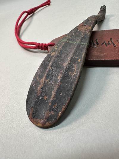 清-民国-建国｜老铜器专场.伍 战汉范铸青铜竹节琵琶形带钩