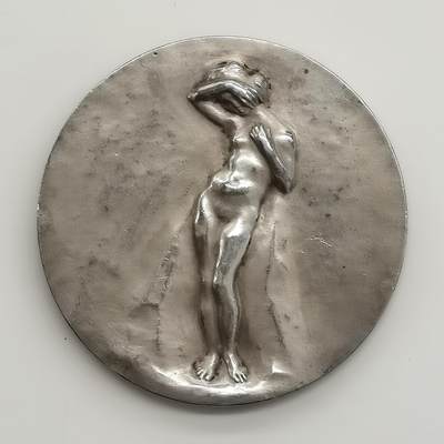 博洋堂“生趣盎然”4月精品专场暨第169期（全场包邮） - SAMF作品20号，1904发行，春天，Louis Dejean，尺寸：60mm，边铭：丰饶角+ ARGENT+ 火蝾螈标+限量编号，在世纪之交后，德让开始倾向于刻画裸体人物。他显然有相当长的时间无法确定这枚章的命名。在他收到协会佣金的确认书中提及此章时的名称除了“春天”，还有“信任”，或者“青春”。银章限量发行91枚。