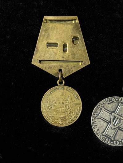 戎马世界章牌大赏第115期 苏联保卫莫斯科奖章与波兰奖章一组