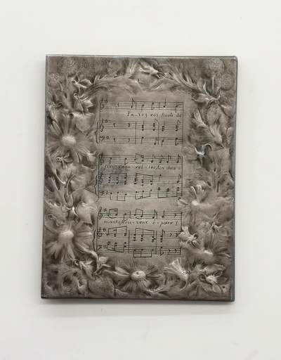 博洋堂“生趣盎然”4月精品专场暨第169期（全场包邮） SAMF作品，1905年新艺术时期，幸福的夫妇限量银章，尺寸80mm* 62mm，216克，边铭：丰饶角+ ARGENT+ 火蝾螈标+限量编号，正面图案为一对年轻的夫妇 在稻谷田地中 十指紧扣 闭目养神的画面，背面图案为四周陪衬着浮雕花卉的乐谱，银章发行量仅76枚。