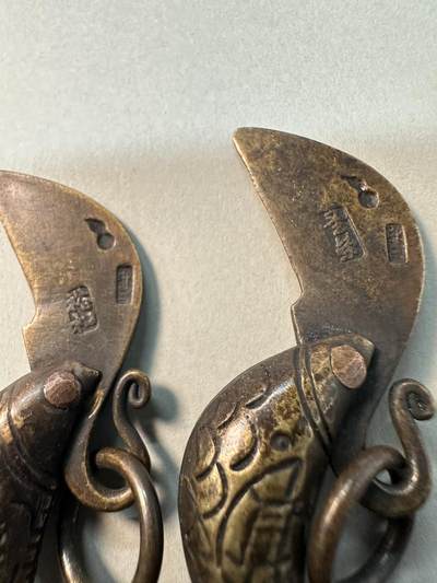 清-民国-建国｜老铜器专场.伍 晚清民国老铜錾刻福禄鱼形裁纸刀一对 