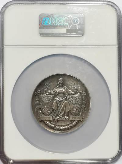 博洋堂“生趣盎然”4月精品专场暨第169期（全场包邮） NGC MS62 1906年德国威廉二世银婚纪念大银章，直径60mm大尺寸，正面为德皇威廉二世与妻子奥古斯特维多利亚半身像，周围环绕其六位王子与一位公主，背面为日耳曼尼亚女神端坐于饰有花瓶和树叶的长凳上，左右分别为普鲁士和石勒苏益格-荷尔斯泰因的国徽。个人认为是威廉二世众多银魂纪念章中设计最华丽的一款，此章版别本身就稀少，且多见于镀银铜章或33mm小尺寸银章，品相好的大尺寸银章非常稀少，难得一见！