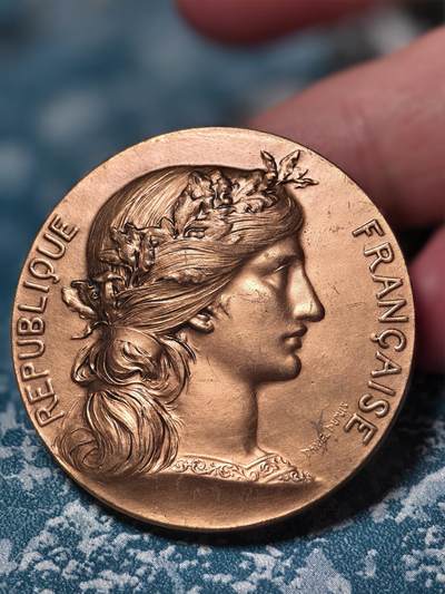抚柳草堂-第二十八期章牌钱币  奖章勋章 满百包邮 放漏专场 1992法国吉伦特省分权十周年铜章 正面浮雕玛丽安娜Daniel Dupuis作品法国新艺术运动时期的著名章牌艺术家 直径41mm 重43.6g