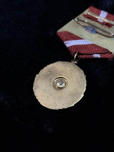 戎马世界章牌大赏第115期 保加利亚劳动红旗勋章，早期螺栓编号版，带原盒（标准的适配这种早期章的盒子）