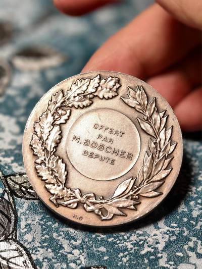 抚柳草堂-第二十八期章牌钱币  奖章勋章 满百包邮 放漏专场 1974法国装饰艺术风格的玛丽安娜镀银铜章 由法国著名章牌雕刻师J. Coeffin创作法国近代章牌艺术的经典作品 直径50mm重67.2g 品相很不错 