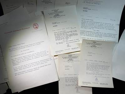 戎马世界章牌大赏第115期 民主德国邮政部门行政长官的证件套，共计42份嘉奖文件和证书