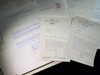 戎马世界章牌大赏第115期 民主德国邮政部门行政长官的证件套，共计42份嘉奖文件和证书