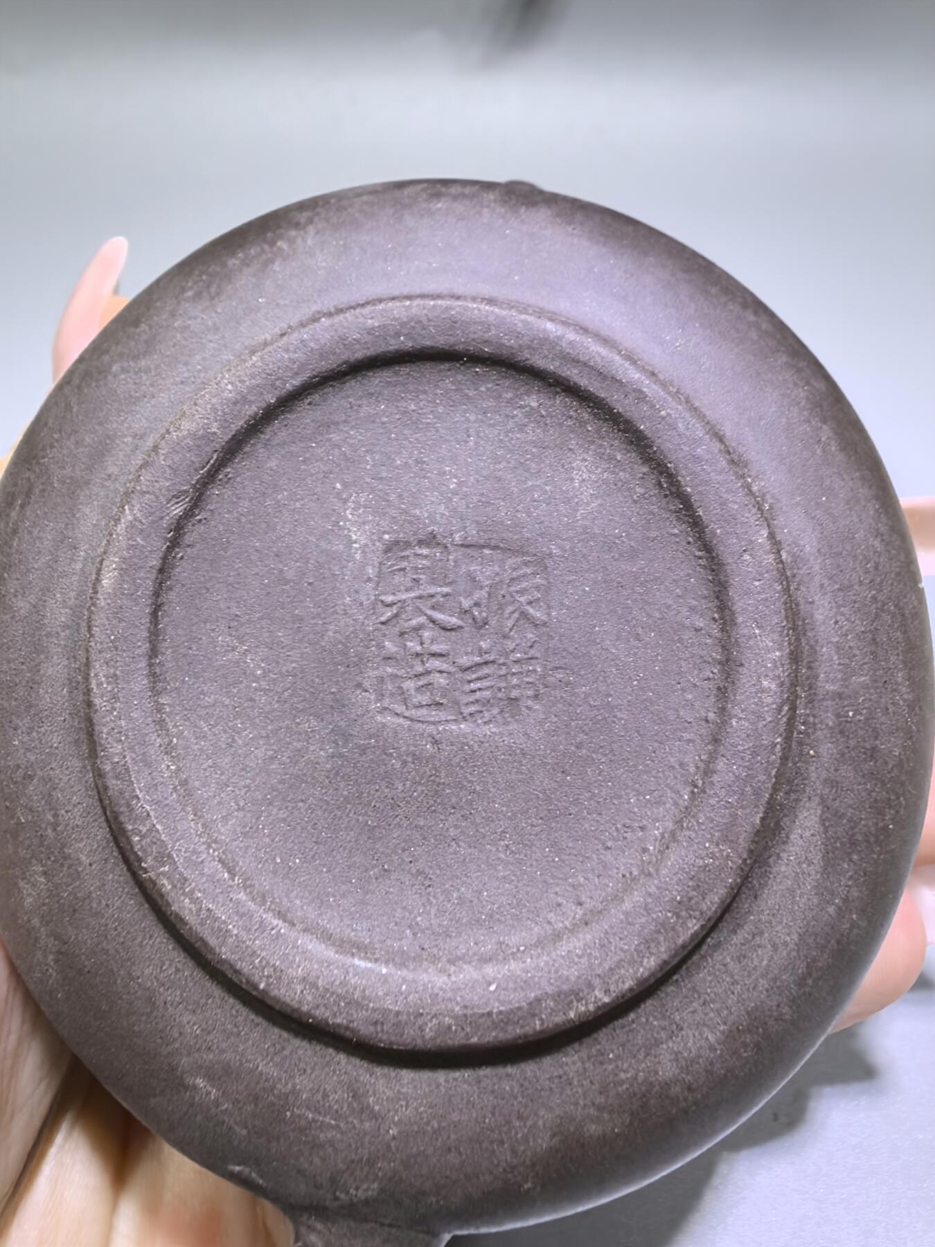 旧藏紫泥石瓢壶，原矿紫泥胎质，包浆温润古旧。壶身阴刻草书，刀笔劲挺，添几分文人气韵。石瓢形制经典，器型稳正，是兼具实用与赏玩的老茶器。