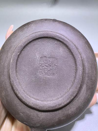 旧藏紫泥石瓢壶，原矿紫泥胎质，包浆温润古旧。壶身阴刻草书，刀笔劲挺，添几分文人气韵。石瓢形制经典，器型稳正，是兼具实用与赏玩的老茶器。 旧藏紫泥石瓢壶，原矿紫泥胎质，包浆温润古旧。壶身阴刻草书，刀笔劲挺，添几分文人气韵。石瓢形制经典，器型稳正，是兼具实用与赏玩的老茶器。