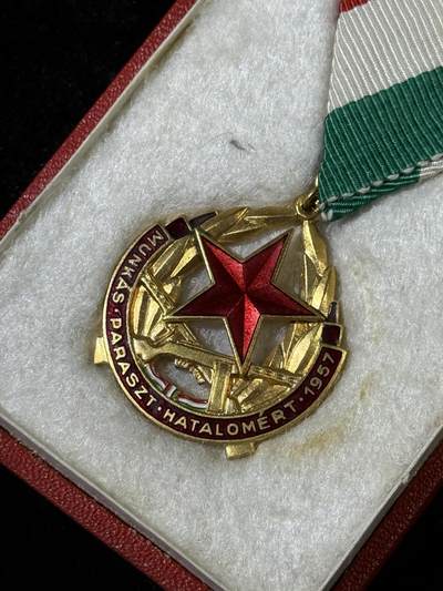 戎马世界章牌大赏第115期 匈牙利恢复工农力量纪念奖章，镇压1956匈牙利事件的