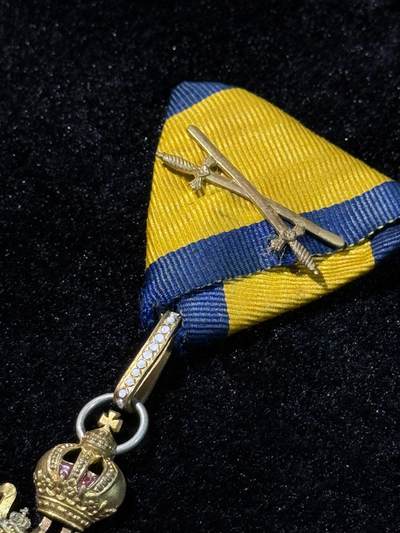 戎马世界章牌大赏第115期 奥匈帝国骑士级铁皇冠，带战争花环，材质铜镀金，1917-1918版 ，品相还可以，皇冠底座的珐琅珠保存的很好，无标，吊环替换过标应该在吊环上。