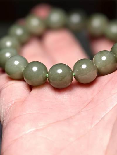 抚柳草堂-第二十八期章牌钱币  奖章勋章 满百包邮 放漏专场 和田玉青玉手串 和田粉青料质地细腻结构紧密 料子老熟具有丝绢光泽 个别转光珠子具有猫眼效应 珠径11.9mm 重42.6g 上手效果百搭 显白