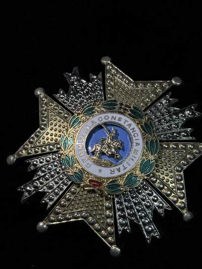 戎马世界章牌大赏第115期 西班牙圣埃尔曼希尔多勋章，星芒章，后期铜制版本