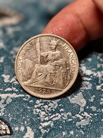 抚柳草堂-第二十八期章牌钱币  奖章勋章 满百包邮 放漏专场 1923法属印支坐洋20分银币  重5.4g 带底光细节丰富