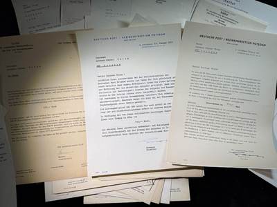 戎马世界章牌大赏第115期 民主德国邮政部门行政长官的证件套，共计42份嘉奖文件和证书