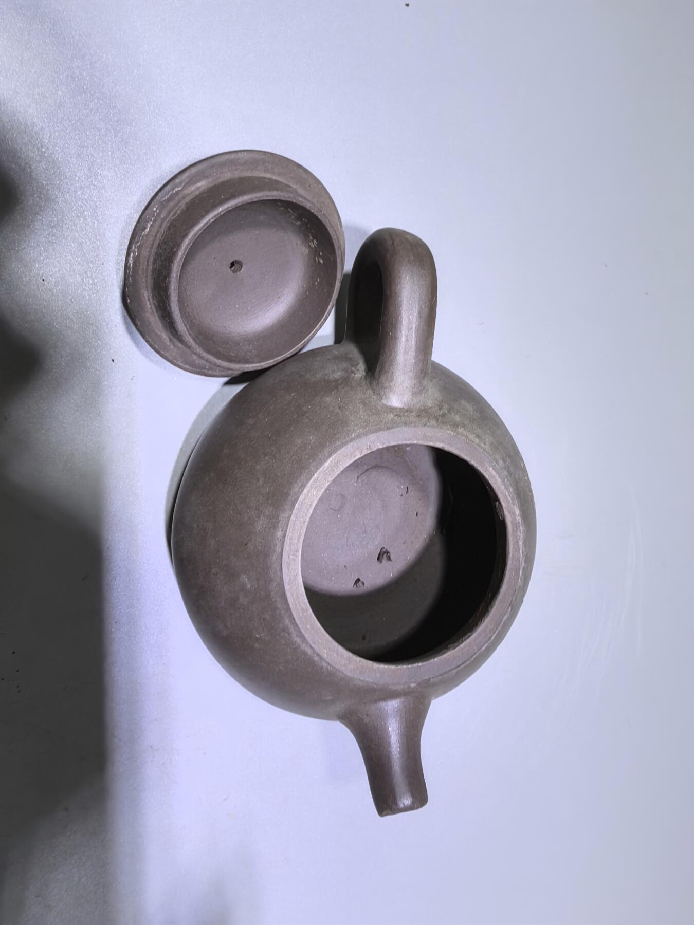 旧藏紫泥石瓢壶，原矿紫泥胎质，包浆温润古旧。壶身阴刻草书，刀笔劲挺，添几分文人气韵。石瓢形制经典，器型稳正，是兼具实用与赏玩的老茶器。