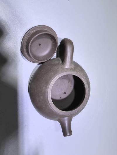 旧藏紫泥石瓢壶，原矿紫泥胎质，包浆温润古旧。壶身阴刻草书，刀笔劲挺，添几分文人气韵。石瓢形制经典，器型稳正，是兼具实用与赏玩的老茶器。 旧藏紫泥石瓢壶，原矿紫泥胎质，包浆温润古旧。壶身阴刻草书，刀笔劲挺，添几分文人气韵。石瓢形制经典，器型稳正，是兼具实用与赏玩的老茶器。