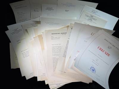 戎马世界章牌大赏第115期 民主德国邮政部门行政长官的证件套，共计42份嘉奖文件和证书