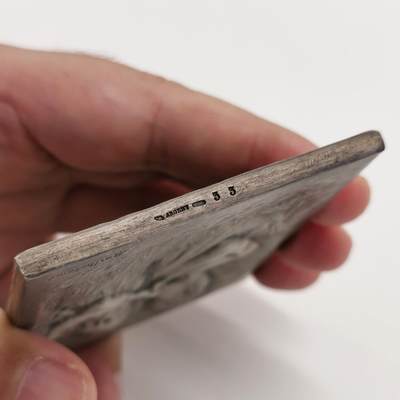 博洋堂“生趣盎然”4月精品专场暨第169期（全场包邮） SAMF作品，1905年新艺术时期，幸福的夫妇限量银章，尺寸80mm* 62mm，216克，边铭：丰饶角+ ARGENT+ 火蝾螈标+限量编号，正面图案为一对年轻的夫妇 在稻谷田地中 十指紧扣 闭目养神的画面，背面图案为四周陪衬着浮雕花卉的乐谱，银章发行量仅76枚。