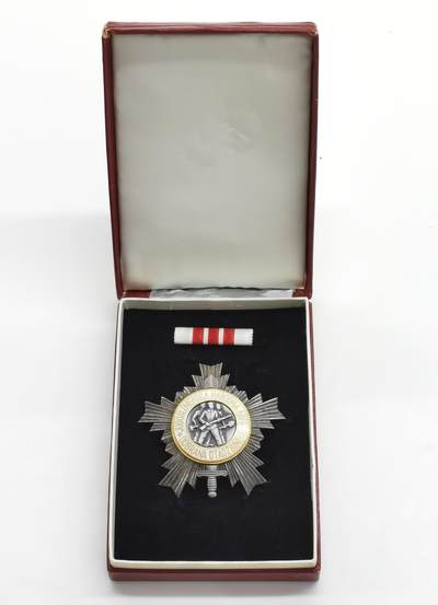 博洋堂“生趣盎然”4月精品专场暨第169期（全场包邮） 南斯拉夫人民军三级银质勋章，重65.4g，原盒带略，非常不错的绝版收藏品